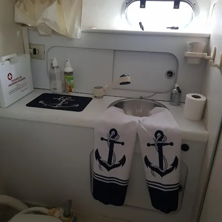 Maison D'hote De La Mer-bateau A Quai-seaguesthouse66